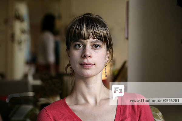 Porträt einer Frau mit Ohrringen