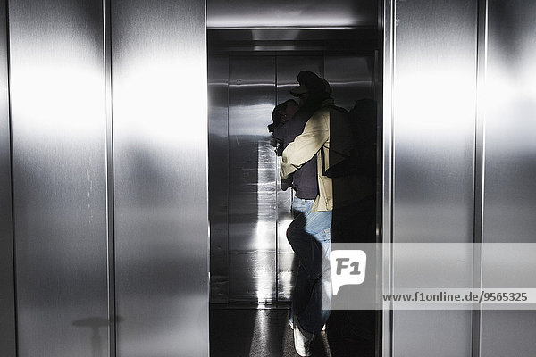 Passioniertes Paar beim Küssen im Aufzug