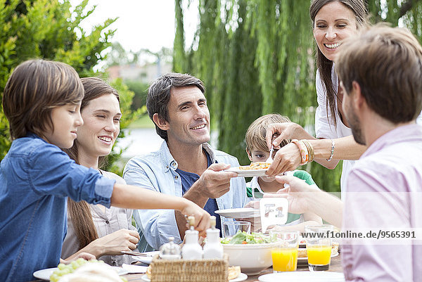 Familie beim gemeinsamen Essen im Freien