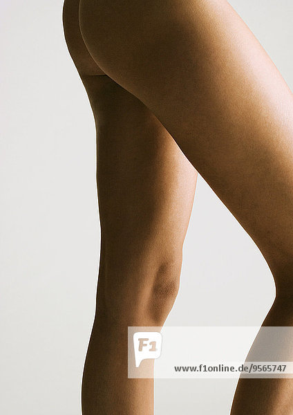 Frauen mit nackten Beinen und Gesäß  Seitenansicht