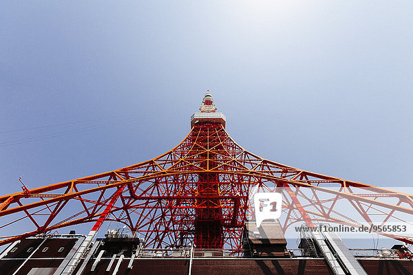 Tiefblick auf den Tokyo Tower gegen den klaren Himmel