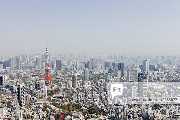 Tokyo Tower und Stadtbild gegen den klaren Himmel