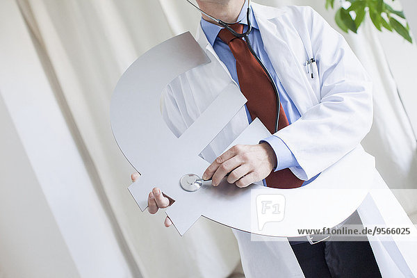 Mittelteil des Arztes untersucht Euro-Symbol mit Stethoskop in der Klinik