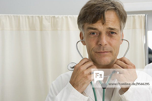 Porträt des Arztes mit Stethoskop in der Spitalabteilung