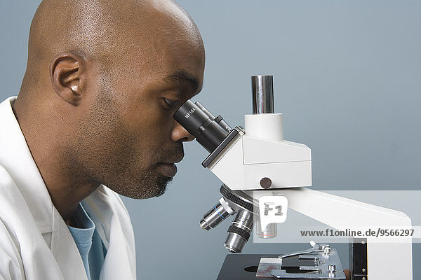 Techniker beim Blick ins Mikroskop
