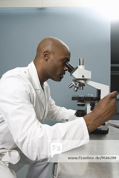 Techniker beim Blick ins Mikroskop