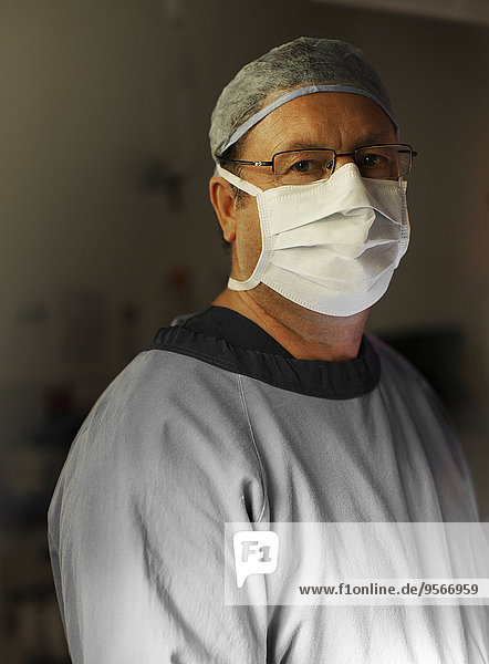Portrait eines reifen Chirurgen im Operationssaal