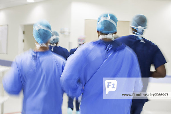 Verschwommene Bewegungen von Chirurgen  die auf das Krankenhaus zugehen
