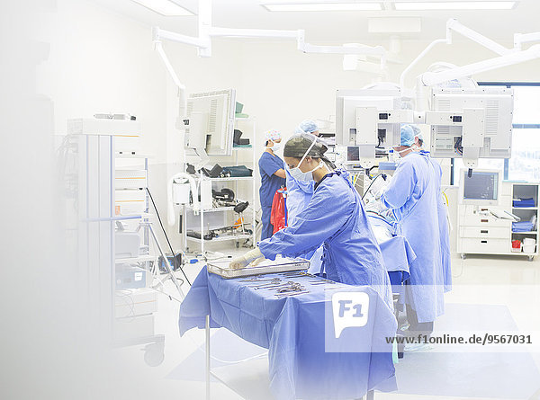 Team von Chirurgen  die im Operationssaal operieren