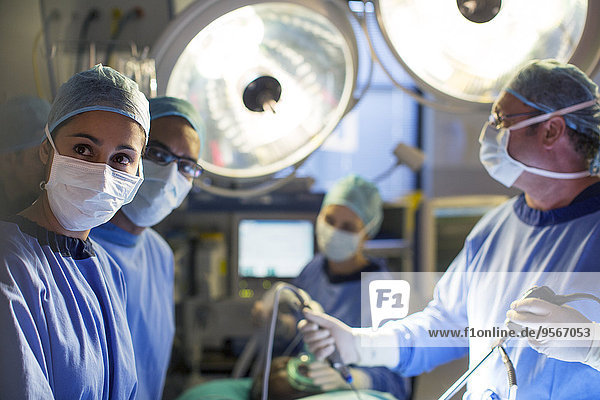Team von Chirurgen während der Operation im Operationssaal