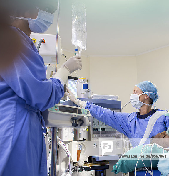 Zwei Chirurgen bereiten medizinische Geräte für die Operation vor