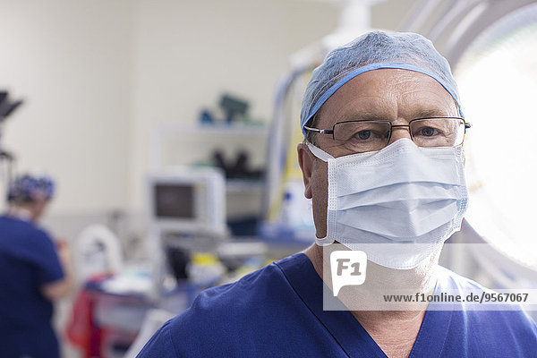 Portrait des maskierten Chirurgen im Krankenhaus