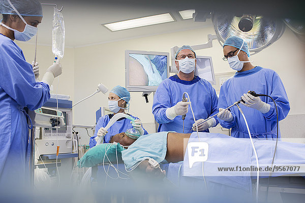 Team von Chirurgen  die am Patienten im Krankenhaus operieren