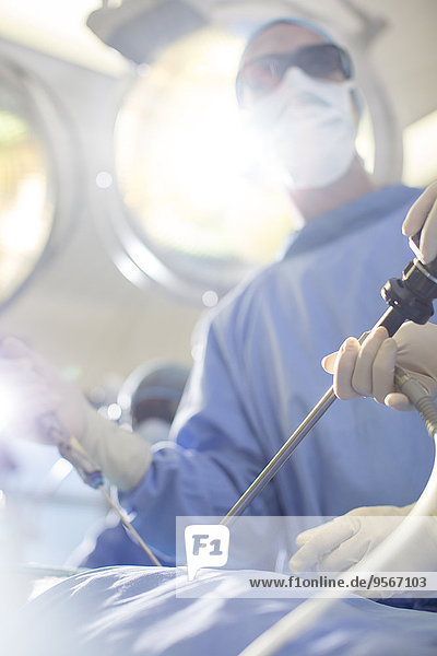 Chirurg mit laparoskopischer Operation im Operationssaal