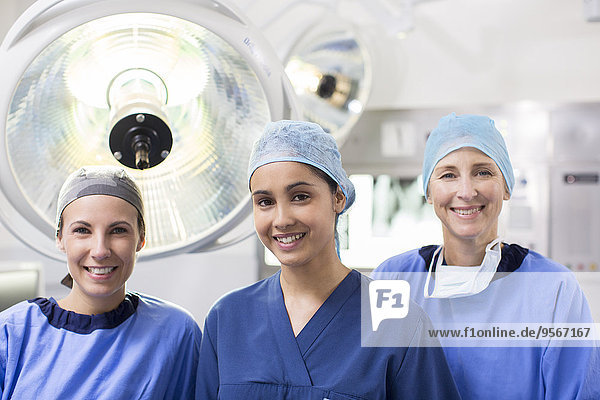 Porträt von drei Chirurginnen im Operationssaal