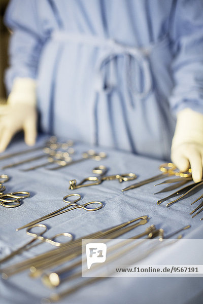 Chirurgische Geräte auf dem Tisch im Operationssaal