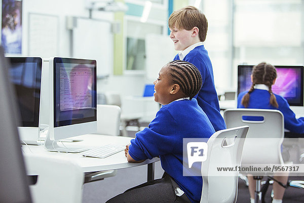 Grundschulkinder  die mit Computern arbeiten