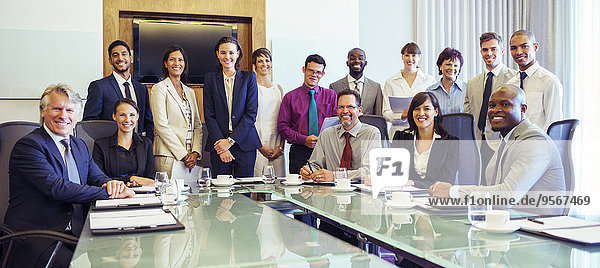 Gruppenportrait von lächelnden Geschäftsleuten im Konferenzraum