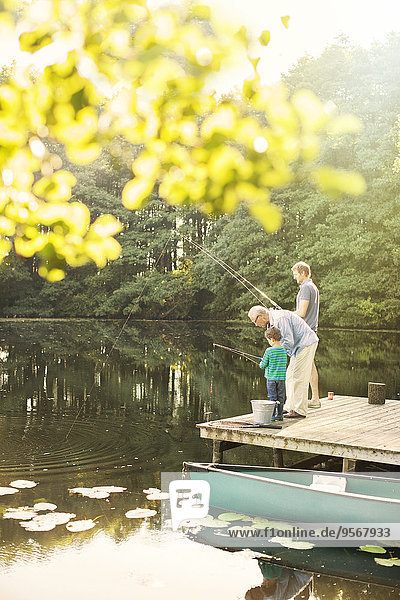Junge  Vater und Großvater fischen im See