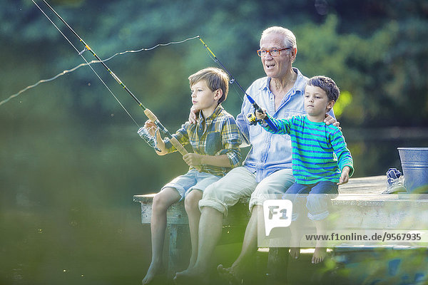 Großvater und Enkel fischen im See