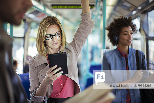 Geschäftsfrau mit digitalem Tablett im Zug