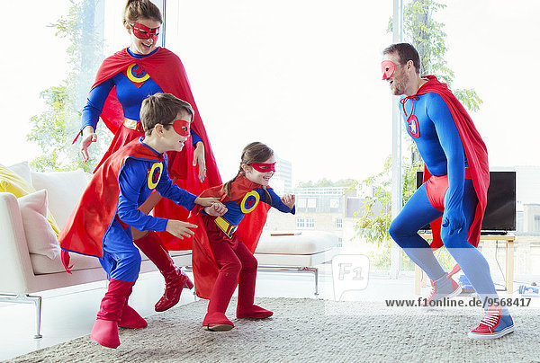 Superheldenfamilie jagt sich im Wohnzimmer hinterher