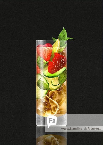 Sommerlicher Cocktail mit Früchten