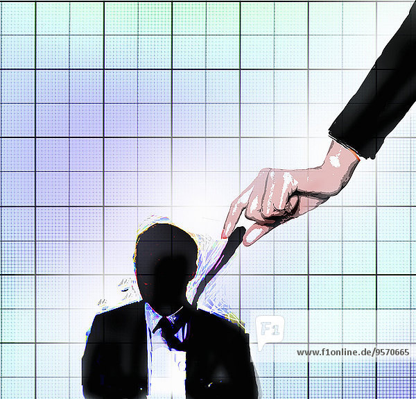 Geschäftsfrau zieht an der Krawatte eines Geschäftsmannes