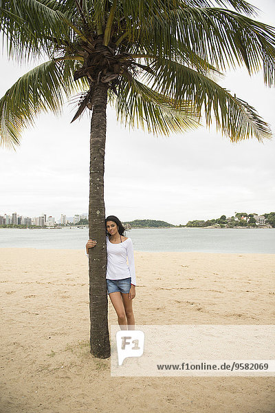 Tropisch Tropen subtropisch Frau umarmen lächeln Strand Baum Palme