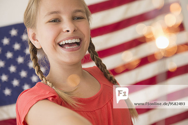 Europäer halten Fahne amerikanisch Mädchen Wunderkerze