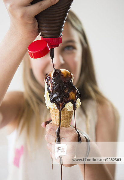 kegelförmig Kegel Europäer eingießen einschenken unordentlich Eis Schokolade Mädchen Sahne Sirup