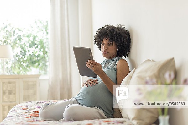 benutzen Bett Schwangerschaft amerikanisch Tablet PC Mutter - Mensch