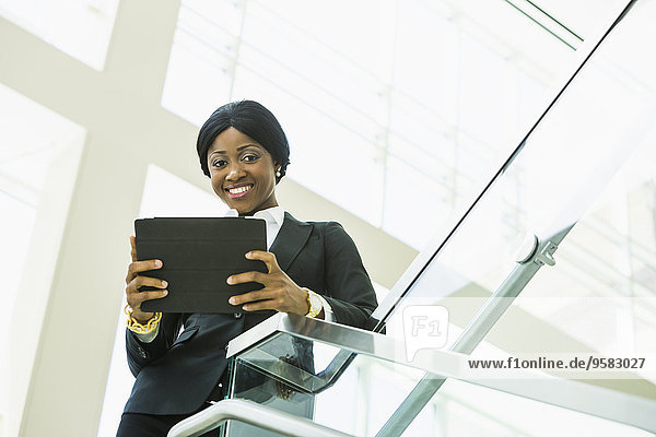 benutzen Geschäftsfrau schwarz Treppenhaus Büro Tablet PC
