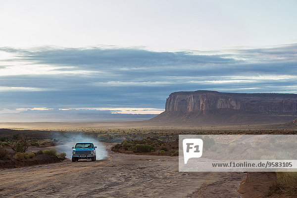 Vereinigte Staaten von Amerika USA Auto fahren Fernverkehrsstraße Wüste schmutzig Monument Valley Utah