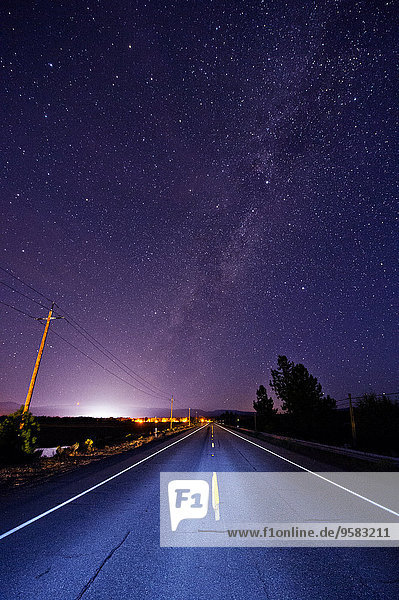 beleuchtet sternförmig Nacht Himmel unterhalb Fernverkehrsstraße Asphalt