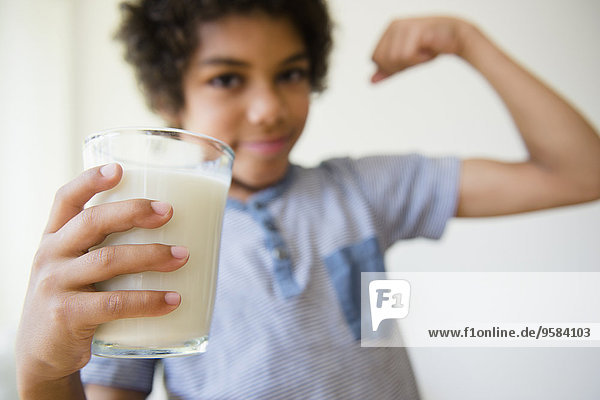 Glas Junge - Person Bodybuilding mischen trinken beugen Milch Mixed