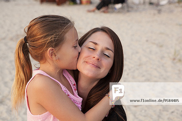 Europäer Strand küssen Mädchen Mutter - Mensch