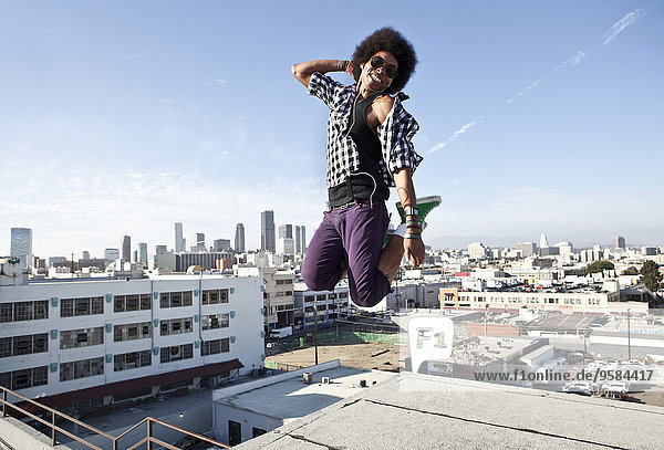 Dach Städtisches Motiv Städtische Motive Straßenszene Mann Fröhlichkeit springen amerikanisch