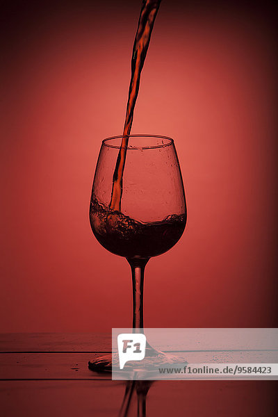 Glas eingießen einschenken Wein Rotwein
