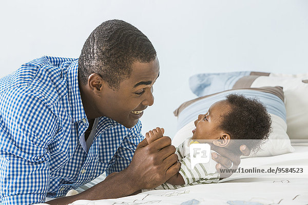 Menschlicher Vater Sohn Bett 0-4 Wochen 0 bis 4 Wochen wiegen Baby