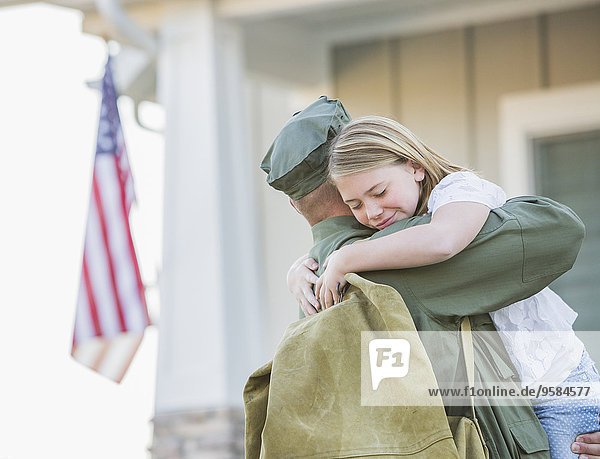 Europäer umarmen Soldat Rückkehr Tochter
