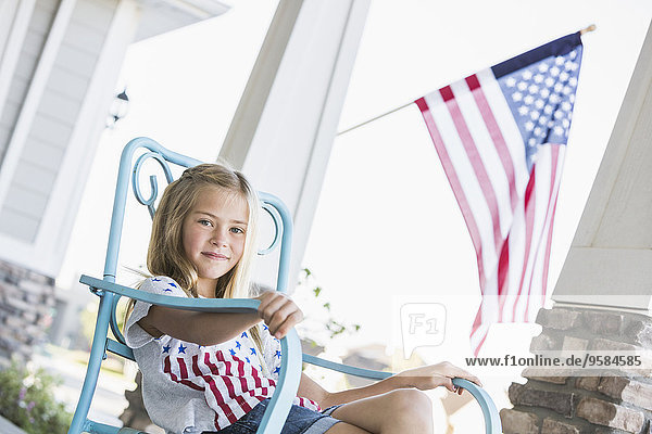 nahe sitzend Europäer Fahne amerikanisch Vordach Mädchen