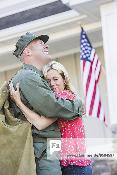 Europäer Ehefrau umarmen Soldat Rückkehr