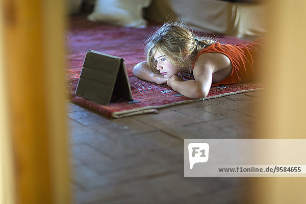 Europäer Boden Fußboden Fußböden sehen Tablet PC Mädchen