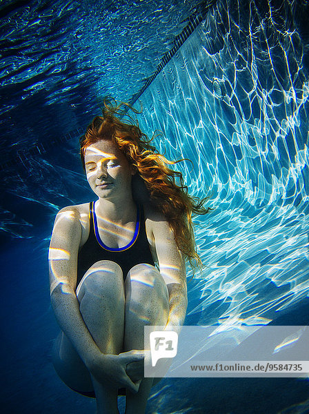 Jugendlicher Unterwasseraufnahme unter Wasser rot schwimmen Mädchen Haar
