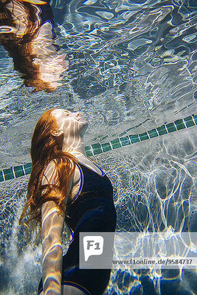 Jugendlicher Unterwasseraufnahme unter Wasser rot schwimmen Mädchen Haar