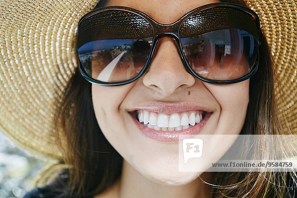 Frau lächeln Hut mischen Kleidung Sonnenbrille Mixed Sonne