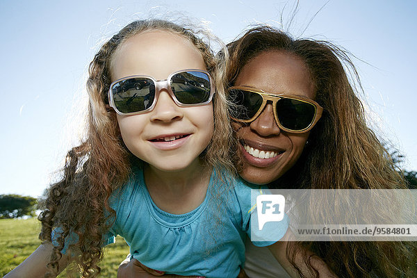 Außenaufnahme Kleidung Sonnenbrille Tochter Mutter - Mensch freie Natur