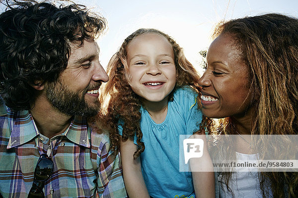 Außenaufnahme Zusammenhalt lächeln Menschliche Eltern Tochter freie Natur