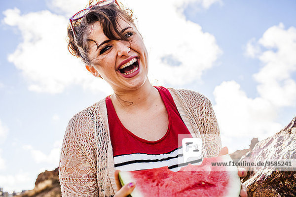 Außenaufnahme Europäer Frau Wassermelone essen essend isst freie Natur